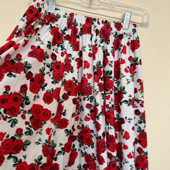 Adorable skater skirt with red rose design - Picture 3 of 8